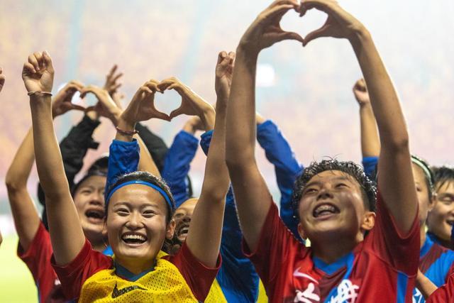 太拼!赵睿赛后出现抽筋 被张镇麟背着离开赛场